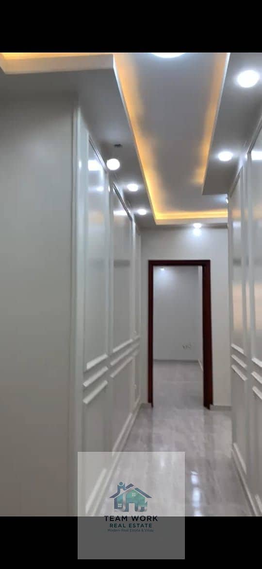 Upscale accommodation with a panoramic view of Juhayna Square. Apartment for rent (unfurnished) in Zayed Heights Compound, Sheikh Zayed. - Widok 3