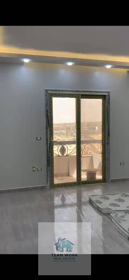 Upscale accommodation with a panoramic view of Juhayna Square. Apartment for rent (unfurnished) in Zayed Heights Compound, Sheikh Zayed. - Widok 5
