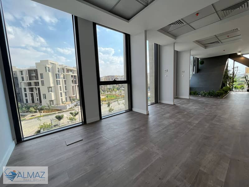 Empty 160 sqm office for rent in Sodic Villette Compound, Fifth Settlement. The compound directly overlooks the main street. - Więcej