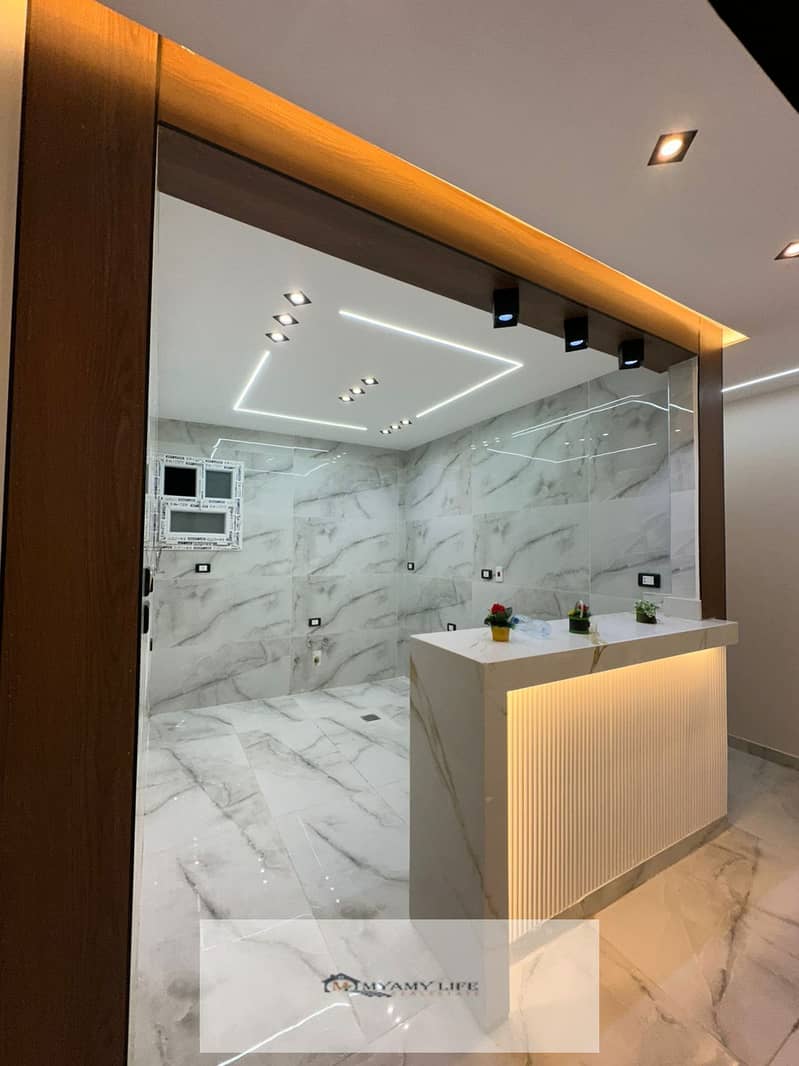 For sale, a very distinctive apartment of 186 m with a front view of the Pyramids Gardens - Area T - a very distinctive location just steps from the gate. - Widok 4