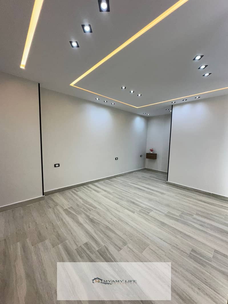 For sale, a very distinctive apartment of 186 m with a front view of the Pyramids Gardens - Area T - a very distinctive location just steps from the gate. - Widok 6