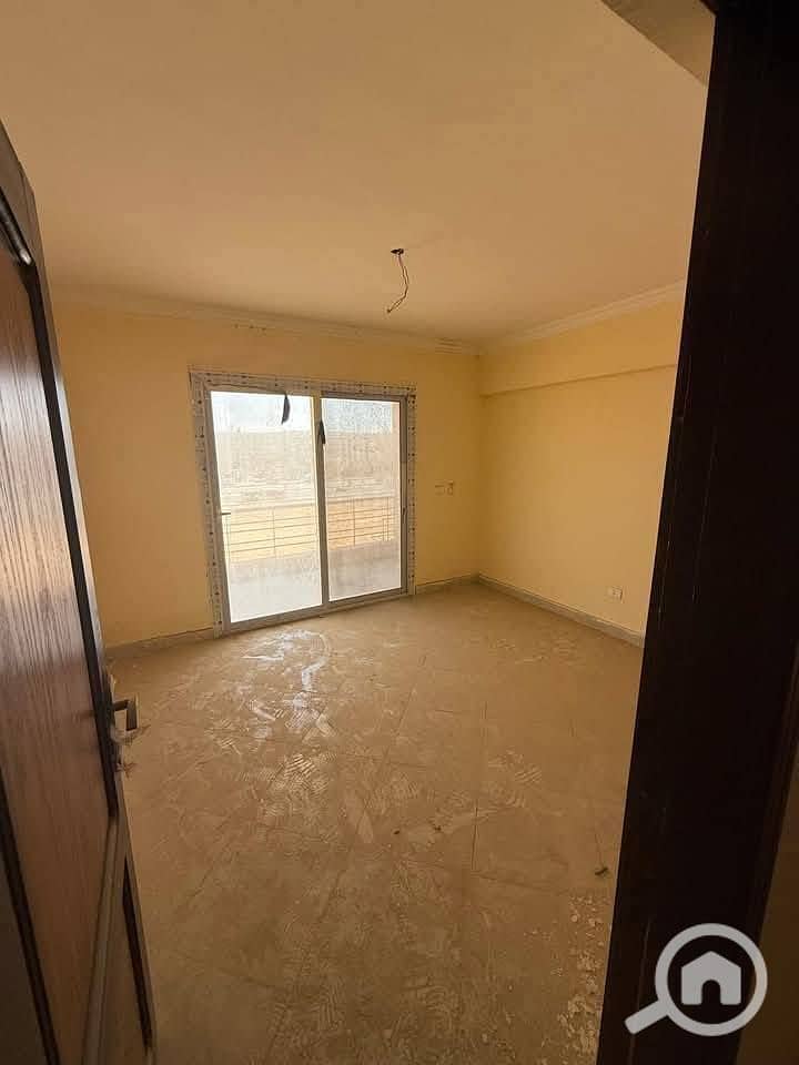 For rent: an apartment in Dar Misr, Al-Andalus, New Cairo, directly on the Southern 90th Street and in front of the Hyde Park compound, a few minutes from the American University and Mivida compound, super lux. - Fler