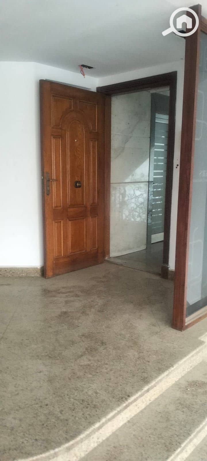 Licensed administrative headquarters of 250 sqm for rent in Sheraton Airport, Bank Street – first floor with a prime location - Więcej
