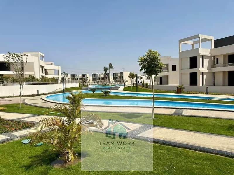 Maison jumelée à vendre, une excellente affaire dans le complexe Lake West, directement sur la Dahshur Link Road, en face de Beverly Hills, à un prix - Widok 2