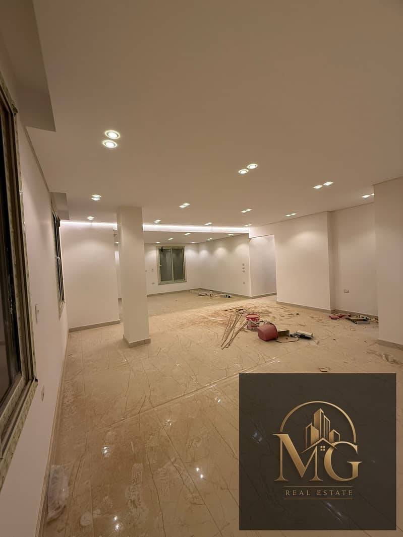 Apartment for sale in Gardeniya Heights 3 – Fifth Settlement. A unique opportunity to own a ready-to-move-in apartment with super luxe finishing. Location: Gardeniya Heights 3. Area: 190 square meters. – pohled 2