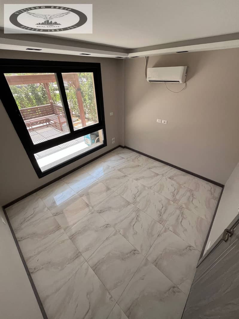 Ground-floor apartment with a garden for rent—including kitchen and A/C units—in Azad Compound, Fifth Settlement. Located near the American University - Więcej