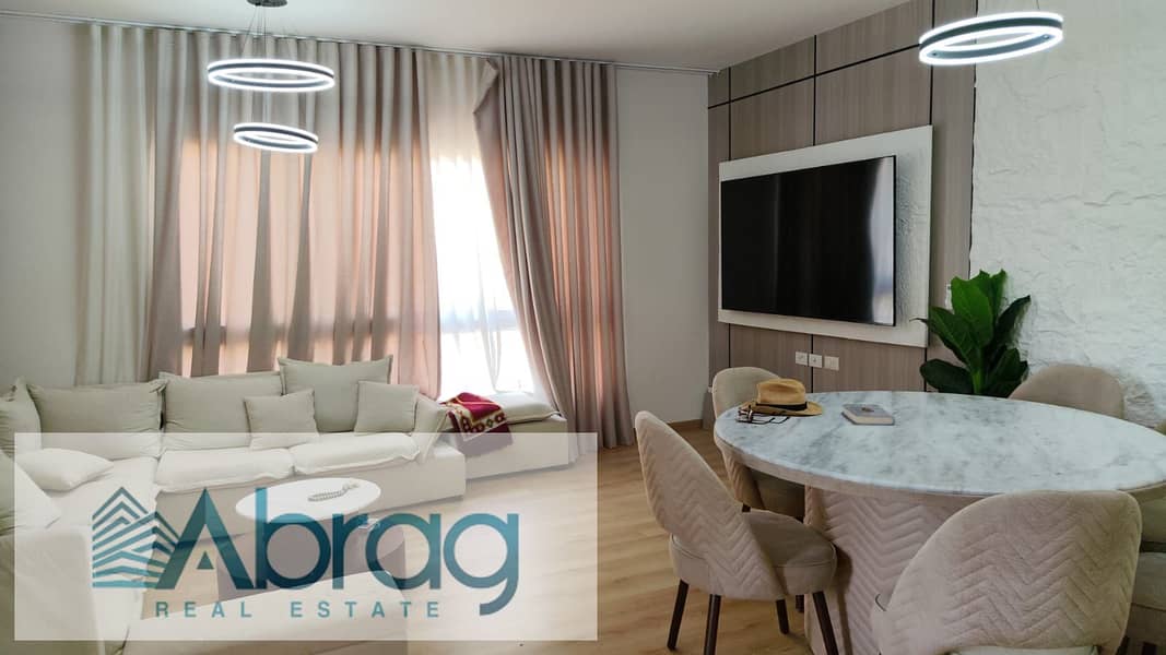 For rent: Ground-floor apartment with a garden in Kayan Compound, 6th of October City. Features 3 bedrooms, a kitchen, and air conditioning; finished – pohled 2