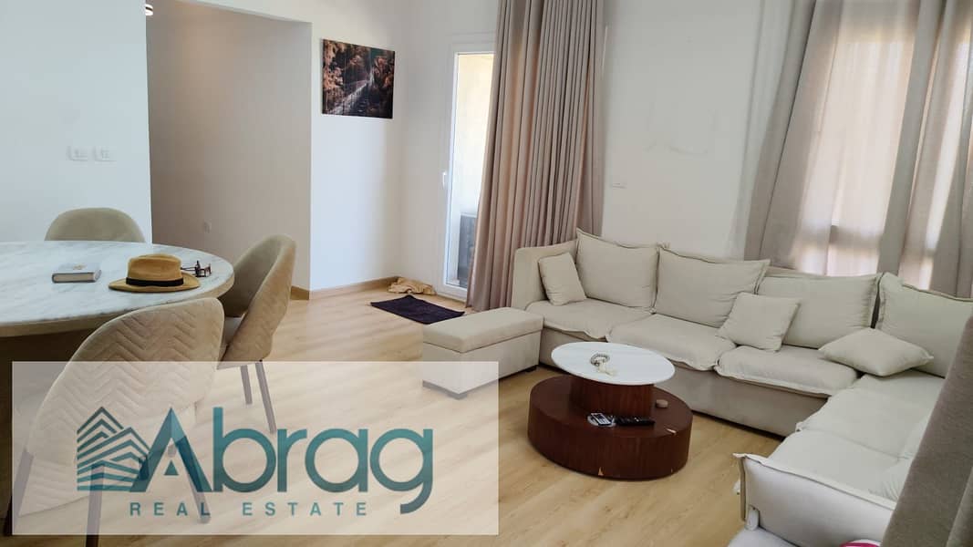 For rent: Ground-floor apartment with a garden in Kayan Compound, 6th of October City. Features 3 bedrooms, a kitchen, and air conditioning; finished – pohled 3