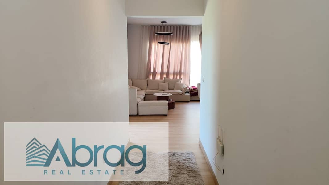 For rent: Ground-floor apartment with a garden in Kayan Compound, 6th of October City. Features 3 bedrooms, a kitchen, and air conditioning; finished – pohled 4