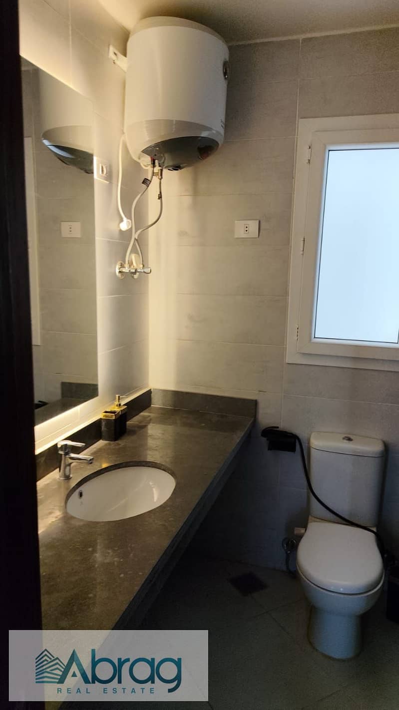 For rent: Ground-floor apartment with a garden in Kayan Compound, 6th of October City. Features 3 bedrooms, a kitchen, and air conditioning; finished – pohled 5