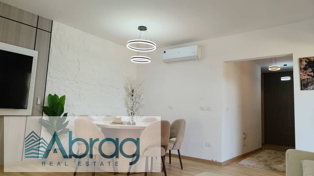 For rent: Ground-floor apartment with a garden in Kayan Compound, 6th of October City. Features 3 bedrooms, a kitchen, and air conditioning; finished – pohled 6