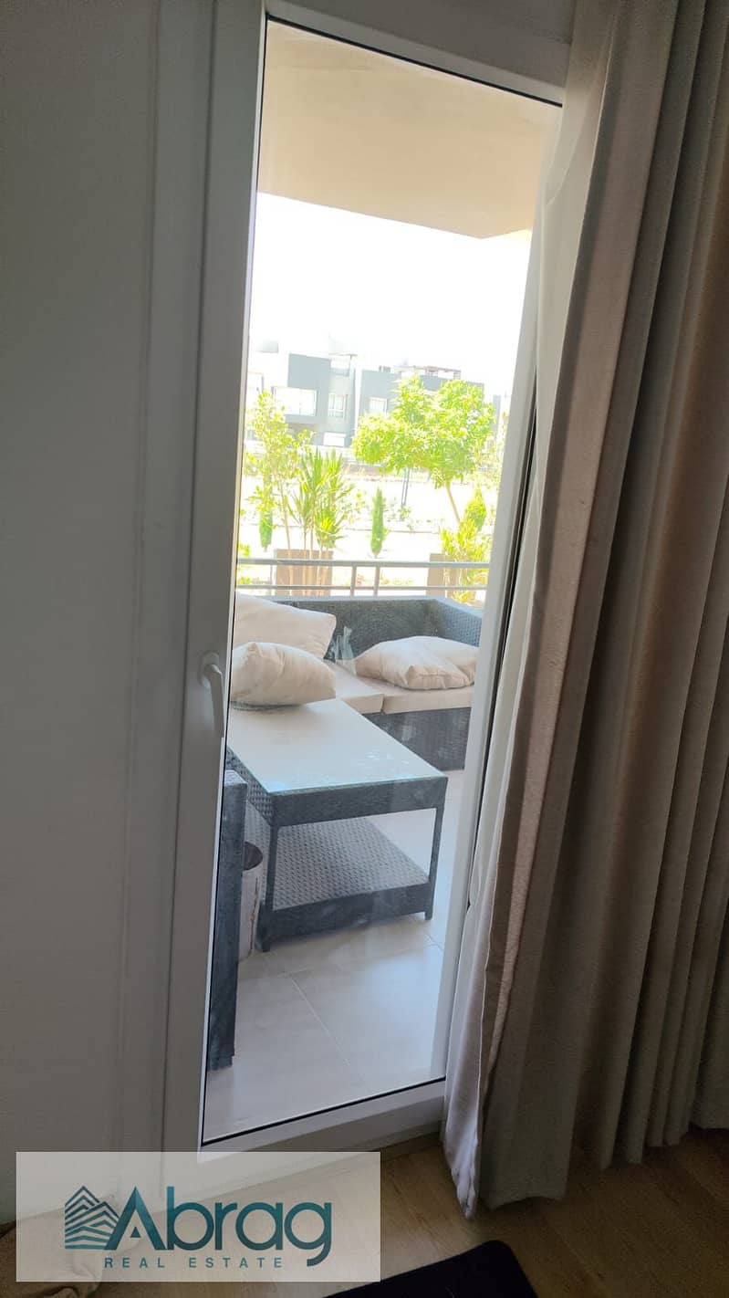 For rent: Ground-floor apartment with a garden in Kayan Compound, 6th of October City. Features 3 bedrooms, a kitchen, and air conditioning; finished – další