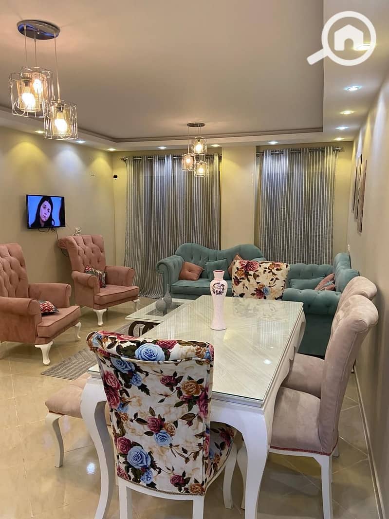 Furnished apartment for rent in Dar Misr 12 Compound, Sheikh Zayed. The apartment features 3 bedrooms, 2 bathrooms, a spacious reception area, and 2 b - Widok 3