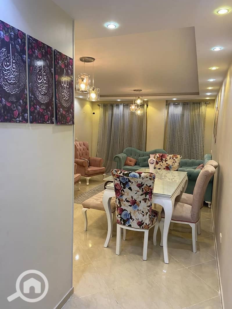 Furnished apartment for rent in Dar Misr 12 Compound, Sheikh Zayed. The apartment features 3 bedrooms, 2 bathrooms, a spacious reception area, and 2 b - Widok 4