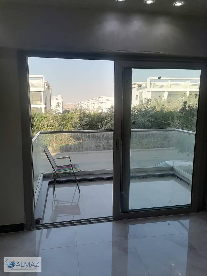 Furnished, super-lux finished apartment, 128 sq m, for rent in Galleria Moon Valley Compound in New Cairo, near major roads and landmarks. - Więcej