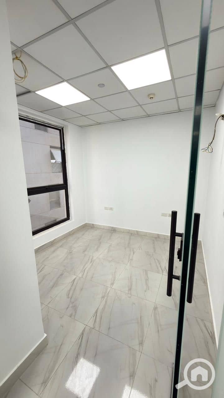 For administrative rent in One Katameya, an 80 super lux office at a special price with a garage. - Skats 3