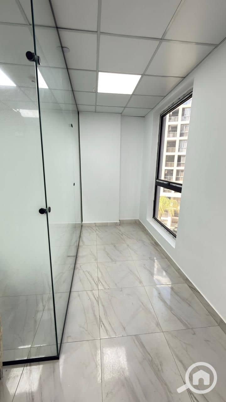 For administrative rent in One Katameya, an 80 super lux office at a special price with a garage. - Vairāk