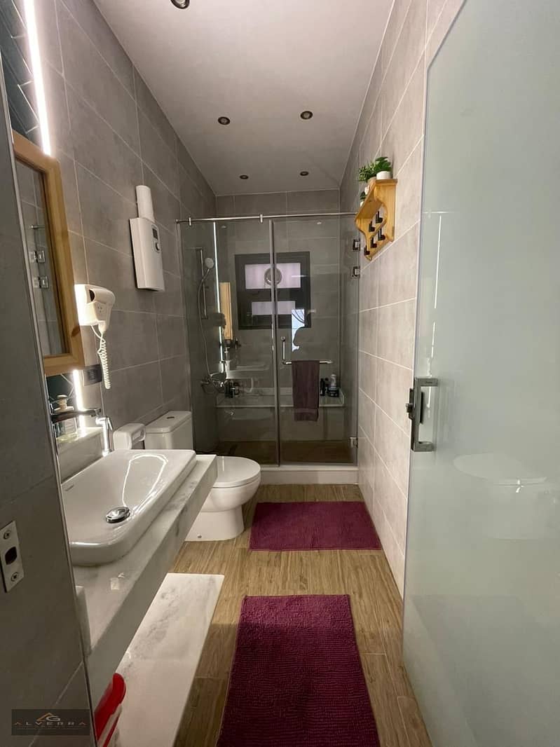 For lovers of the ground in a very unique 250 square meter ultra super lux apartment in the first neighborhood of New Shrouq City, a prestigious location next to services and main roads. - Mehr