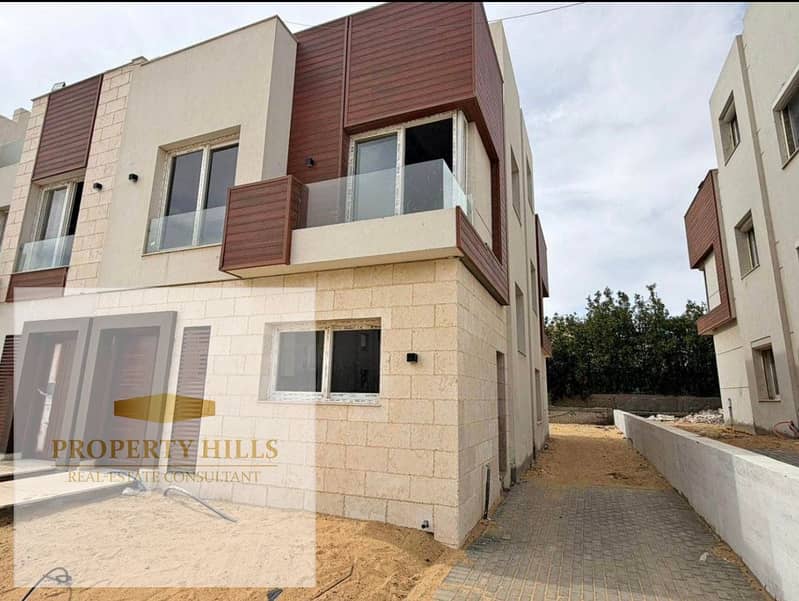 Townhouse for Quick Sale in Azzar Compound – Fully Finished Ultra Super Lux at a Special Price A rare opportunity to own a premium townhouse in one o - Ansicht 3