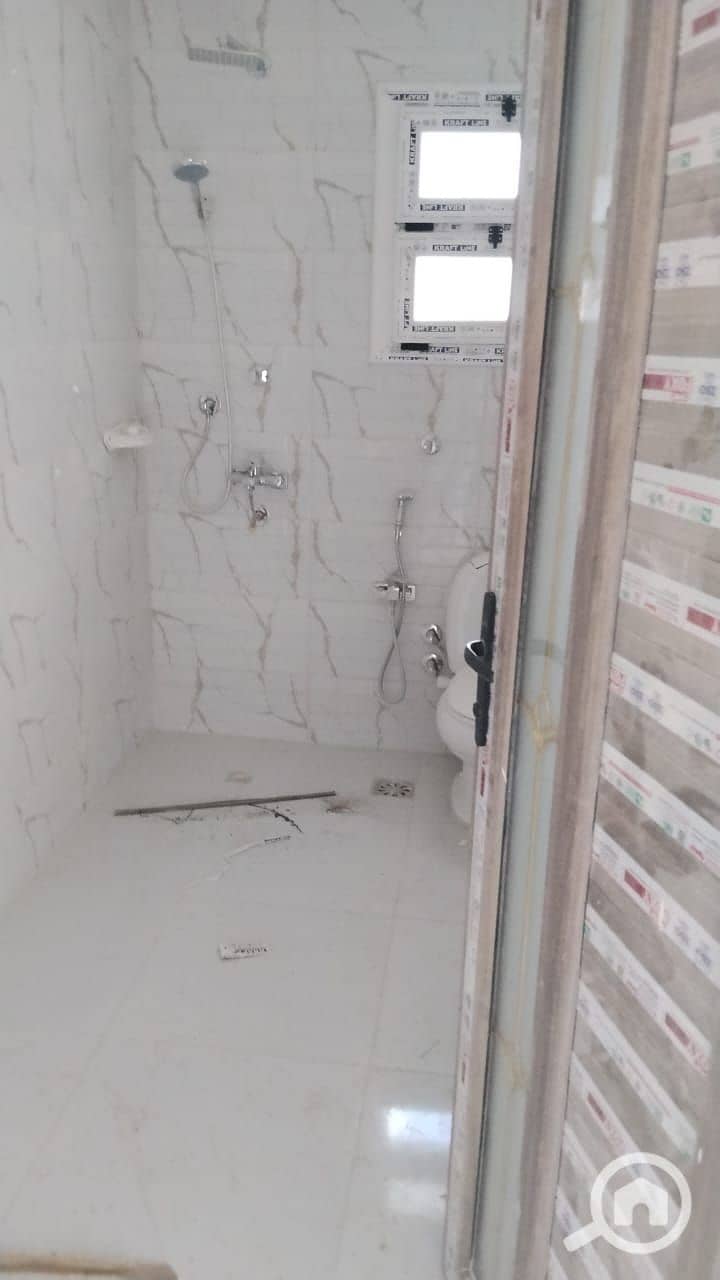 For rent, a first occupancy apartment in Al-Andalus, Fifth Settlement, steps away from مفيدا, Hyde Park, Al-Teseen Al-Janoubi, Cairo University, and Downtown. - Widok 2