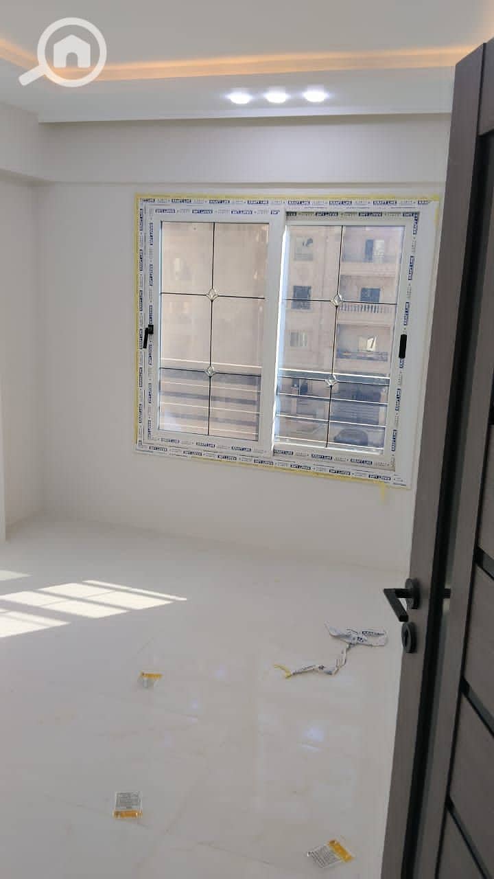 For rent, a first occupancy apartment in Al-Andalus, Fifth Settlement, steps away from مفيدا, Hyde Park, Al-Teseen Al-Janoubi, Cairo University, and Downtown. - Widok 3