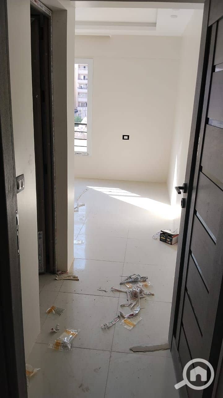 For rent, a first occupancy apartment in Al-Andalus, Fifth Settlement, steps away from مفيدا, Hyde Park, Al-Teseen Al-Janoubi, Cairo University, and Downtown. - Więcej