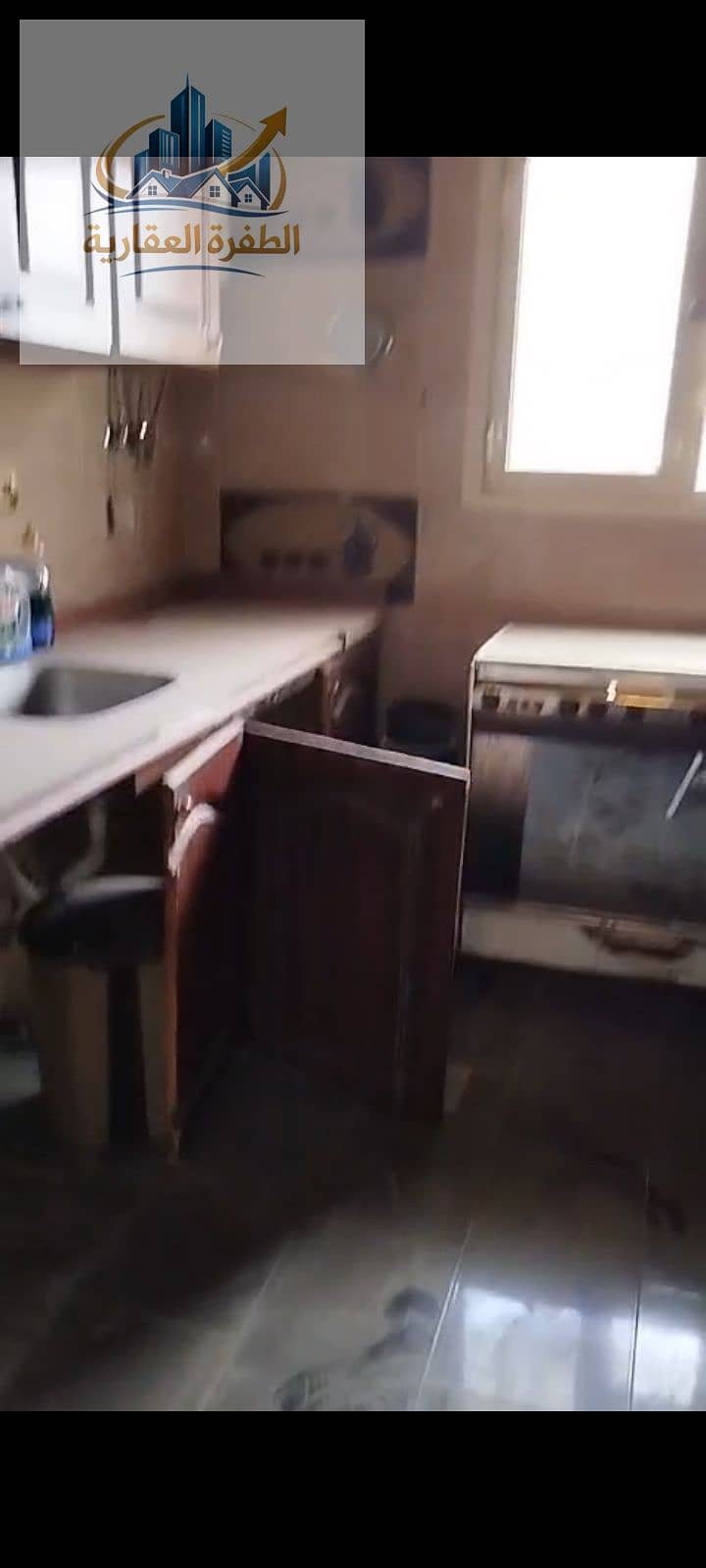 A 195m apartment on the ground floor with a garden and a private entrance in front of Arbele Mall and on the Jamal Abdel Nasser axis, 3 bedrooms, 2 bathrooms, a reception area with 3 pieces, natural gas, electricity, and water. A prime location in the Fifth Settlement. Asking for 5.5 million EGP. - Flere