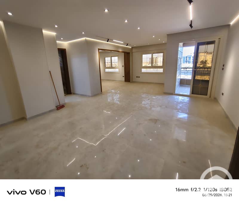 Apartment for sale in the first neighborhood, adjacent to the second on the main street, area 300 square meters, ultra-super-lux finish. - Mehr