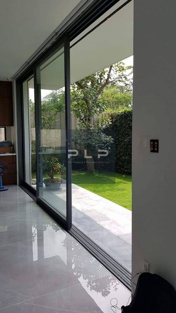 Apartment for sale below market price, resale, ready to move, fully finished in Creek Town Compound, Fifth Settlement, with an open view on landscape - Widok 5