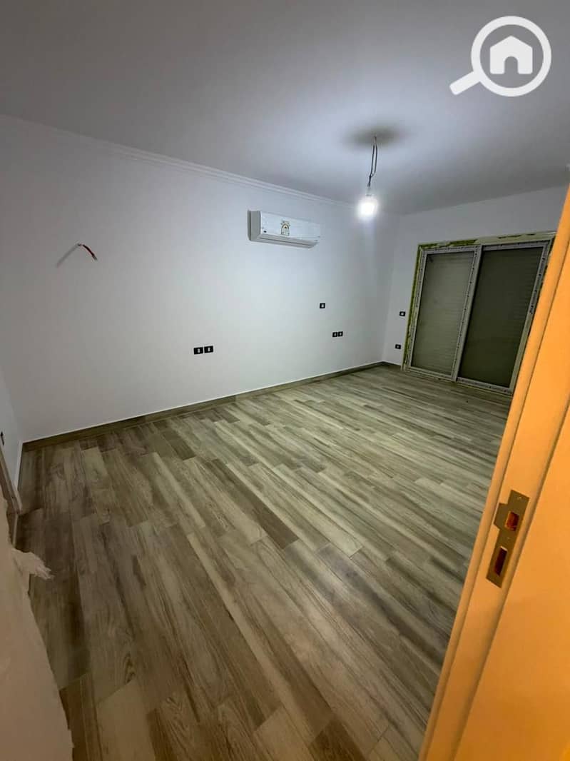 First-Use Ground Floor Apartment with Private Garden for Rent in Stone Residence – New Cairo – pohled 3