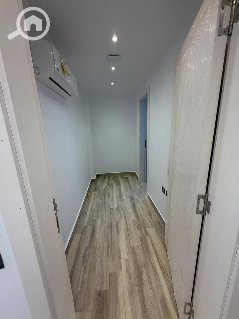 First-Use Ground Floor Apartment with Private Garden for Rent in Stone Residence – New Cairo – pohled 4