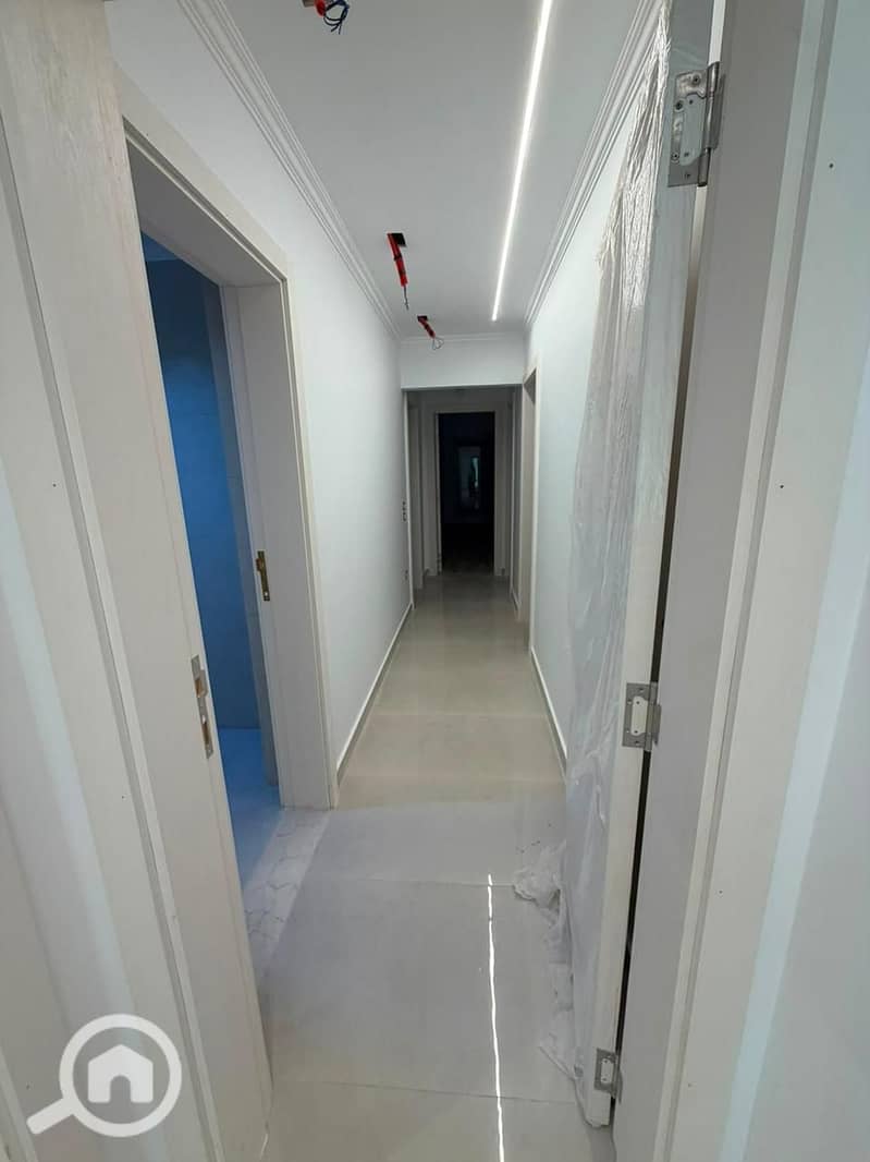 First-Use Ground Floor Apartment with Private Garden for Rent in Stone Residence – New Cairo – pohled 5