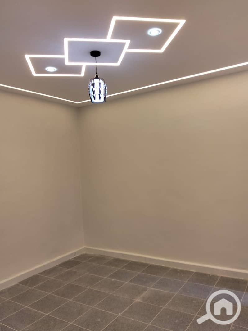 A unique apartment with a distinctive floor, excellent finishing, and a great location at a price for those looking for housing or investment amidst all the services under the building, transportation, and steps from the main Hanoofel line. - Ansicht 4