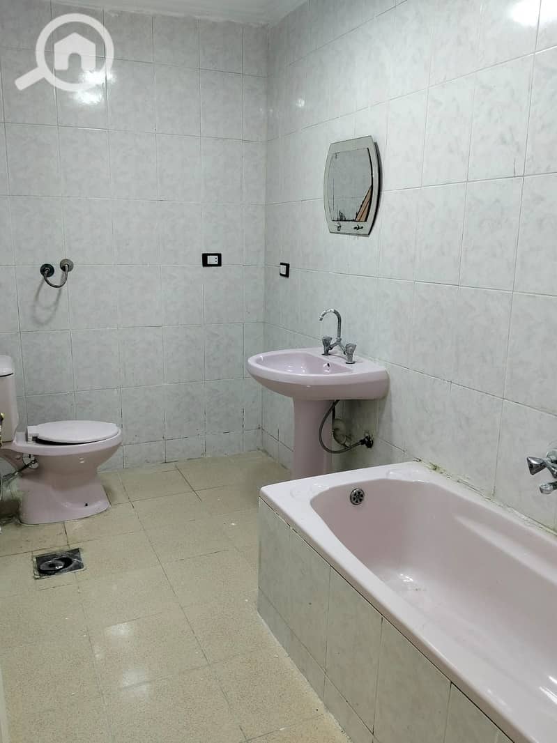 A unique apartment with a distinctive floor, excellent finishing, and a great location at a price for those looking for housing or investment amidst all the services under the building, transportation, and steps from the main Hanoofel line. - Mehr