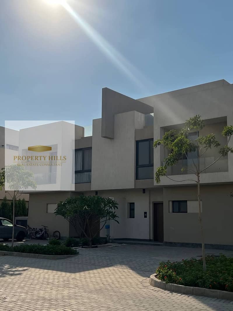 The latest villa for sale in Al Burouj compound at the old price, with a very nice view and a large private garden, located in the best spot with all services available in El Shorouk City. - Widok 2
