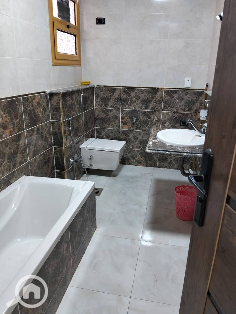 Furnished apartment for rent in the Wadi Degla Compound with an open view overlooking Al-Shaheed Axis, completely unspoiled, two bedrooms and a reception area, 2 bathrooms and a large kitchen with new ultra-lux finishing, fully air-conditioned with appliances and new furniture, located on the ninth floor, asking 35 in Wadi Degla Compound on the Maadi Ring Road, with security and guard service available 24/7. – pohled 5
