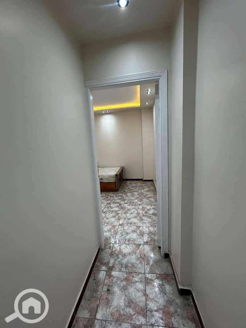 Apartment for sale with two bedrooms and a living room, with complete utilities. Built in 2002 on Al-Eissawi main street, close to Al-Awael butcher shop and Iskander. - Więcej