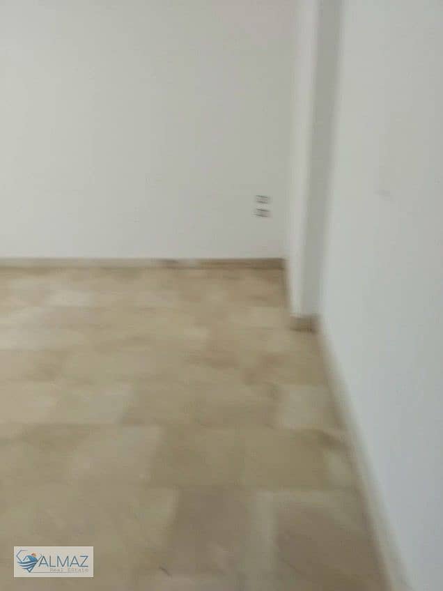 Unfurnished 180 sq m apartment for rent in Al Banafseg Buildings, First Settlement, near main roads. - Więcej