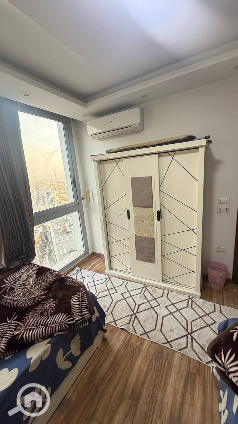 Furnished apartment for rent in One Katameya compound, area 160, with an open view overlooking the Ahmed Shawki axis, completely unblocked, three rooms and a reception, 2 bathrooms and a large kitchen, new ultra-lux finishing, fully air-conditioned with appliances and new furniture, on the ninth floor, asking 35 in One Katameya compound on the Maadi circular road, security guards available. - Widok 3