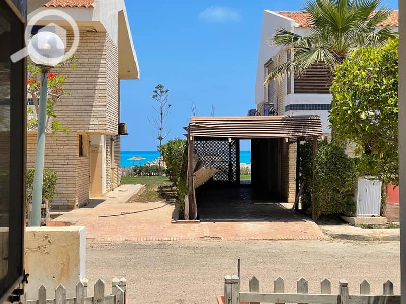 A very distinctive villa by the sea for rent directly from the owner in Diamond Beach Village, Al-Sahil, K90, second row to the sea with a clear view of the sea. It has 4 bedrooms, all air-conditioned, and 4 bathrooms. A large garden with all services. Details and prices in the description. - Mehr