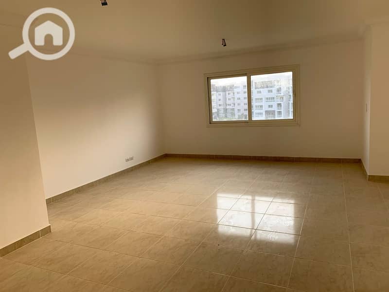 200 square meter apartment for rent under the law in the most upscale phases of Madinaty B10 with an unobstructed wide garden view directly in front of services and the mosque. – pohled 4