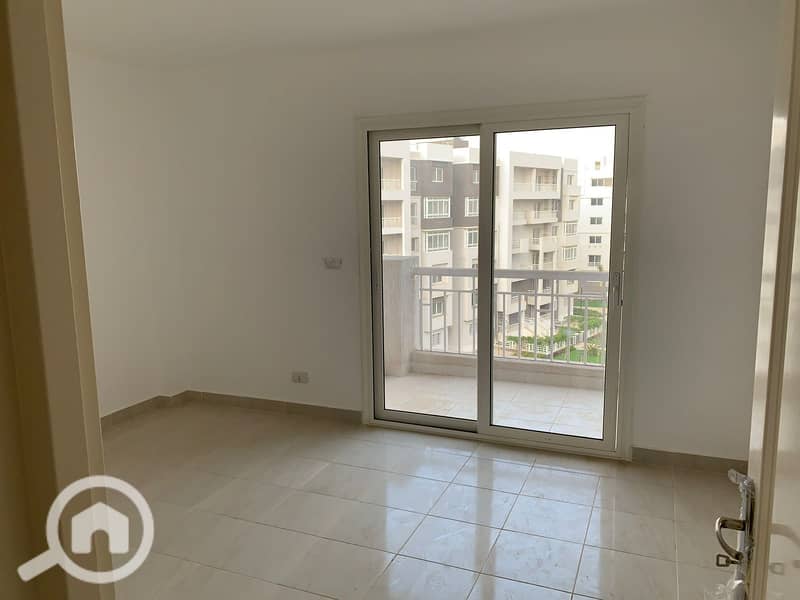 200 square meter apartment for rent under the law in the most upscale phases of Madinaty B10 with an unobstructed wide garden view directly in front of services and the mosque. – pohled 5