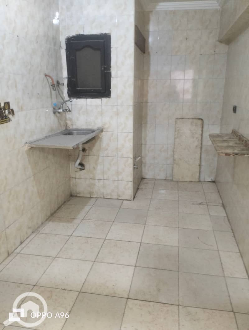 Apartment for sale in Hadayek Al-Zeitoun, Eastern, a street branching off Seliem the First, steps from the metro and Al-Aziz Billah Street, super lux finishing, 3rd floor, elevator, license, no violations, electricity and gas meter. - Więcej