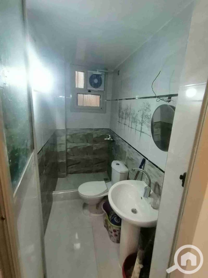 Furnished apartment in Maadi, close to Maadi Metro, Tahrir Square, the corniche, and Sadat Academy. Second number from the main street, on the first floor, consisting of two bedrooms, a two-piece living room, a bathroom, a kitchen, and a balcony. - Widok 3