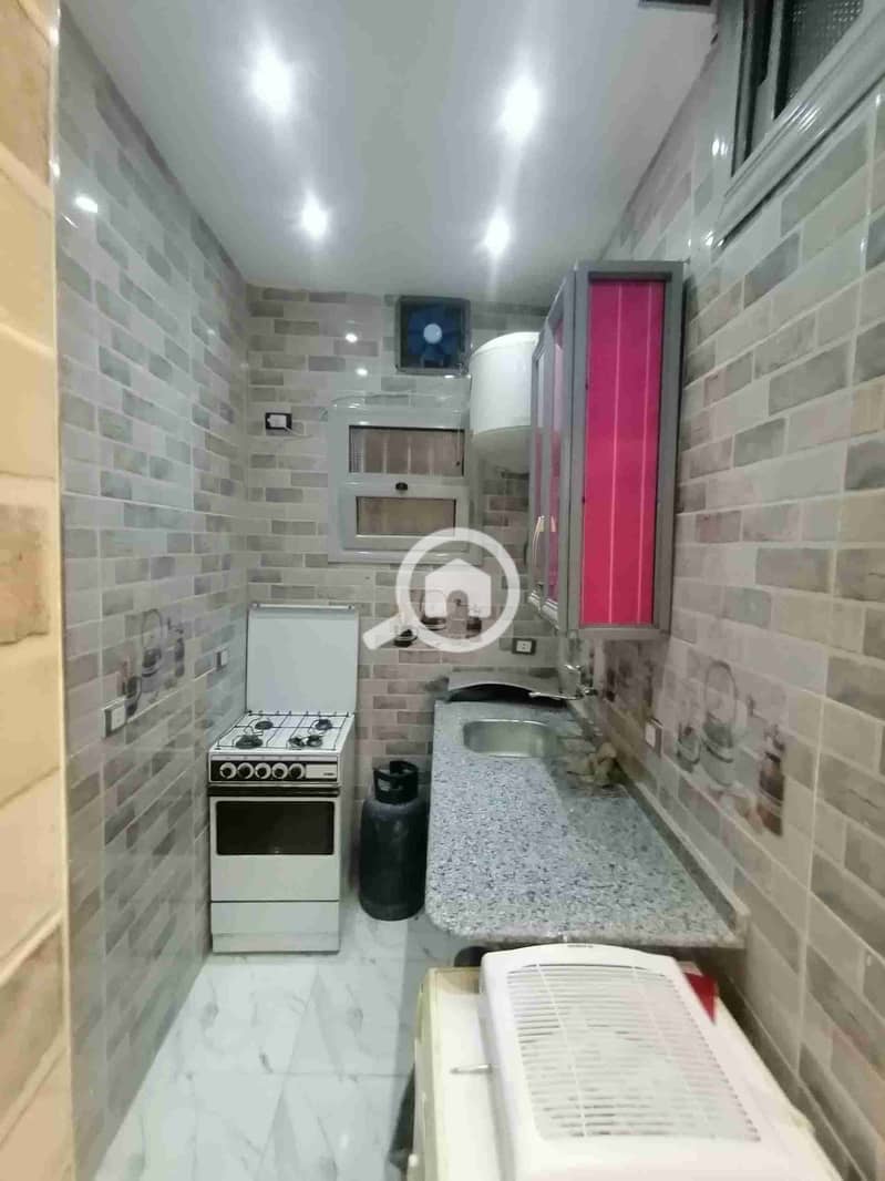 Furnished apartment in Maadi, close to Maadi Metro, Tahrir Square, the corniche, and Sadat Academy. Second number from the main street, on the first floor, consisting of two bedrooms, a two-piece living room, a bathroom, a kitchen, and a balcony. - Widok 4