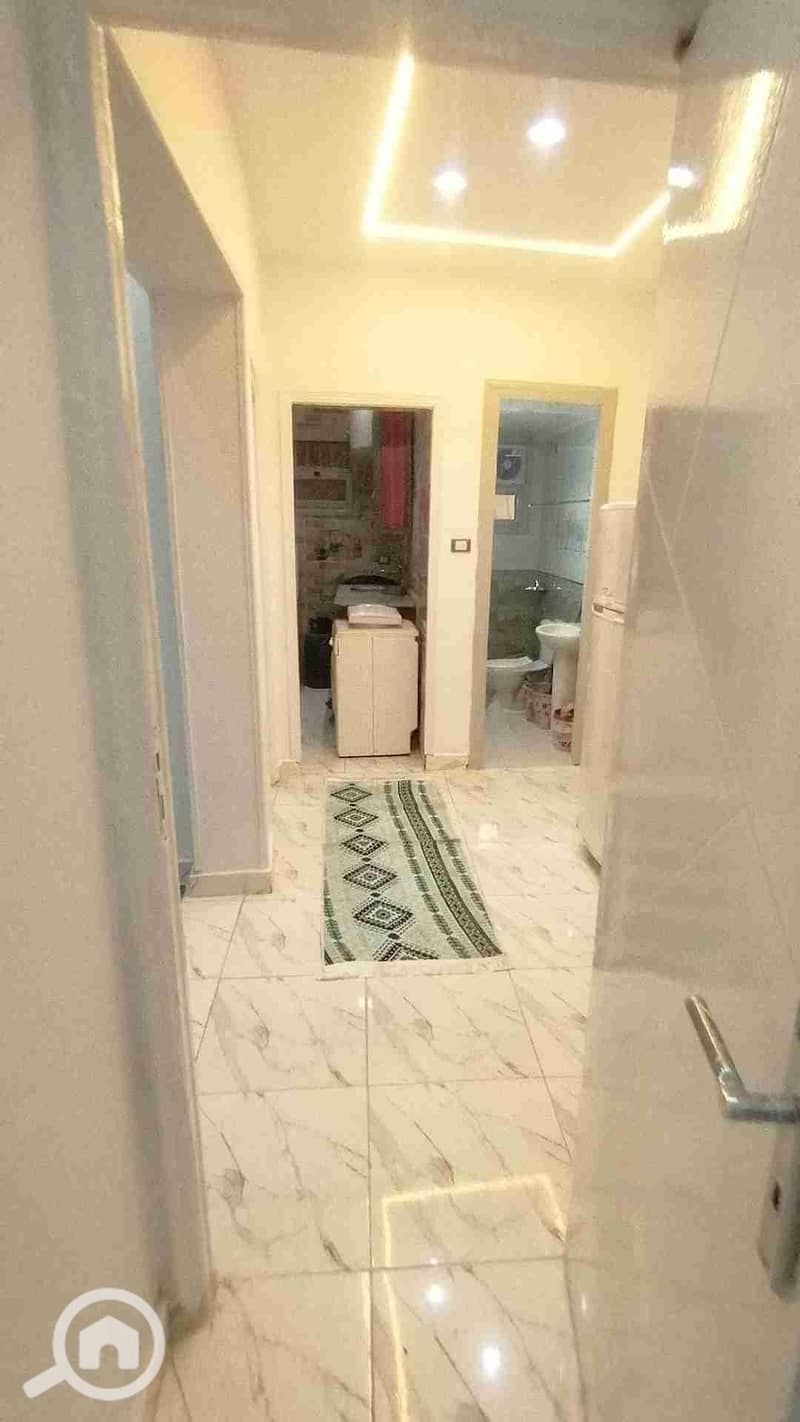 Furnished apartment in Maadi, close to Maadi Metro, Tahrir Square, the corniche, and Sadat Academy. Second number from the main street, on the first floor, consisting of two bedrooms, a two-piece living room, a bathroom, a kitchen, and a balcony. - Więcej
