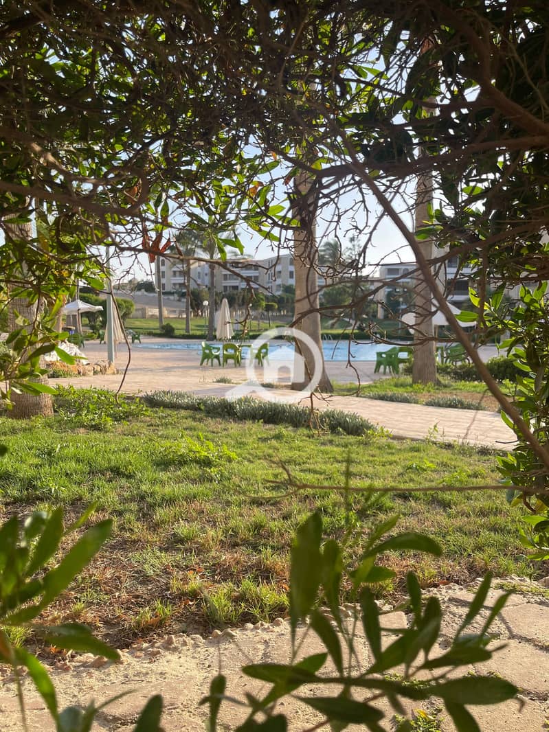 A distinctive chalet with a garden directly facing the beach, fully furnished and air-conditioned, located in Diamond Beach Village, North Coast, directly from the owner. - Więcej