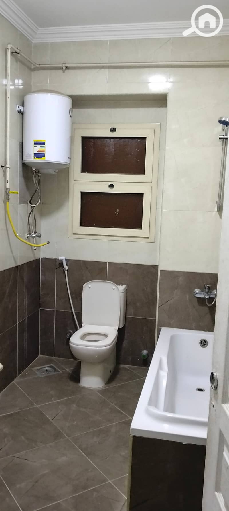 Furnished apartment for rent in 6th of October, First Neighborhood. Steps to the bus station, El-Hosary, and the university. Steps to Mall of Egypt, a third of an hour to Hyper One and Zayed. - Mehr