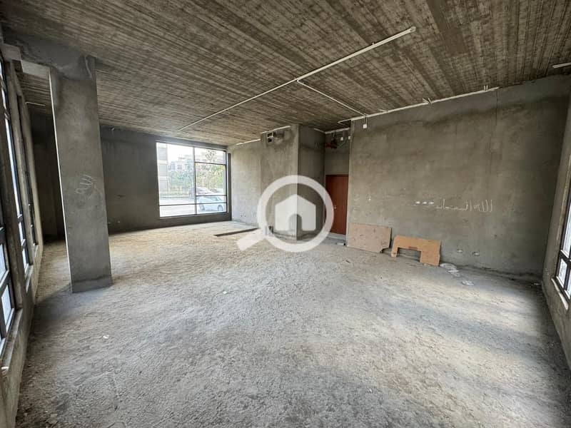 Administrative building 620m core & shell for rent in a prime location on Sokhna Road in District 5, Fifth Settlement - Widok 6