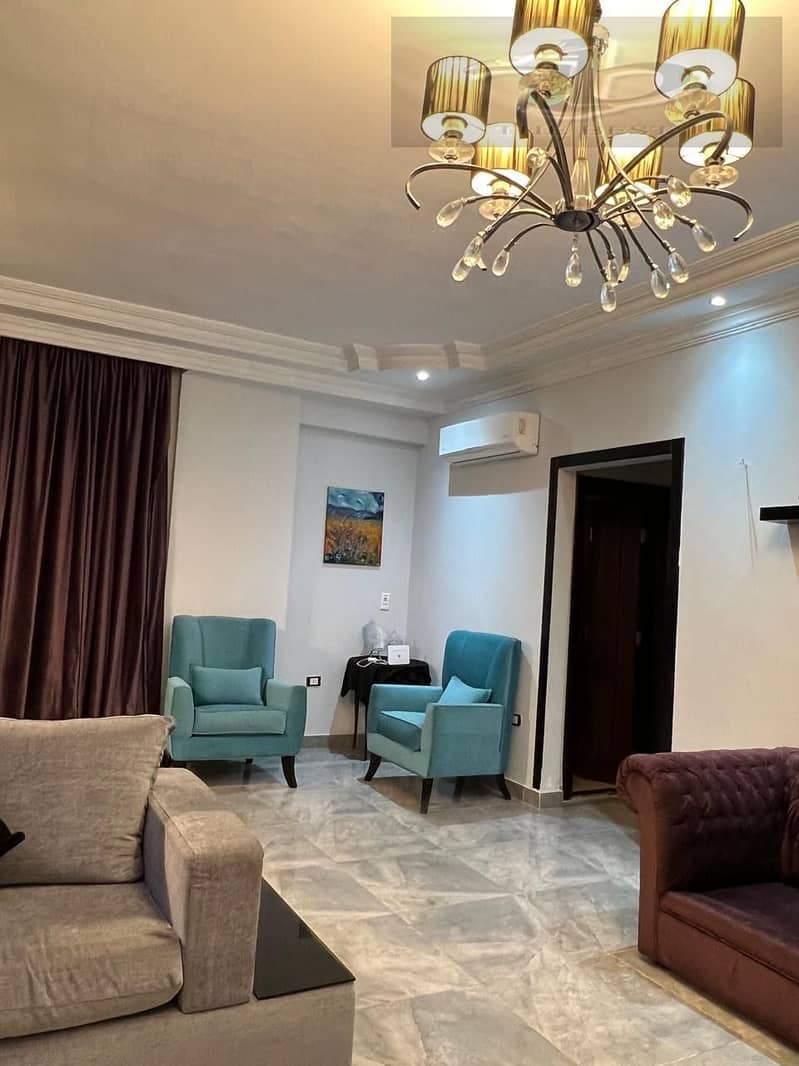Duplex with a private entrance and private garden… the feel of a villa at a lower price! If you are looking for privacy, spaciousness, and a practi - Więcej